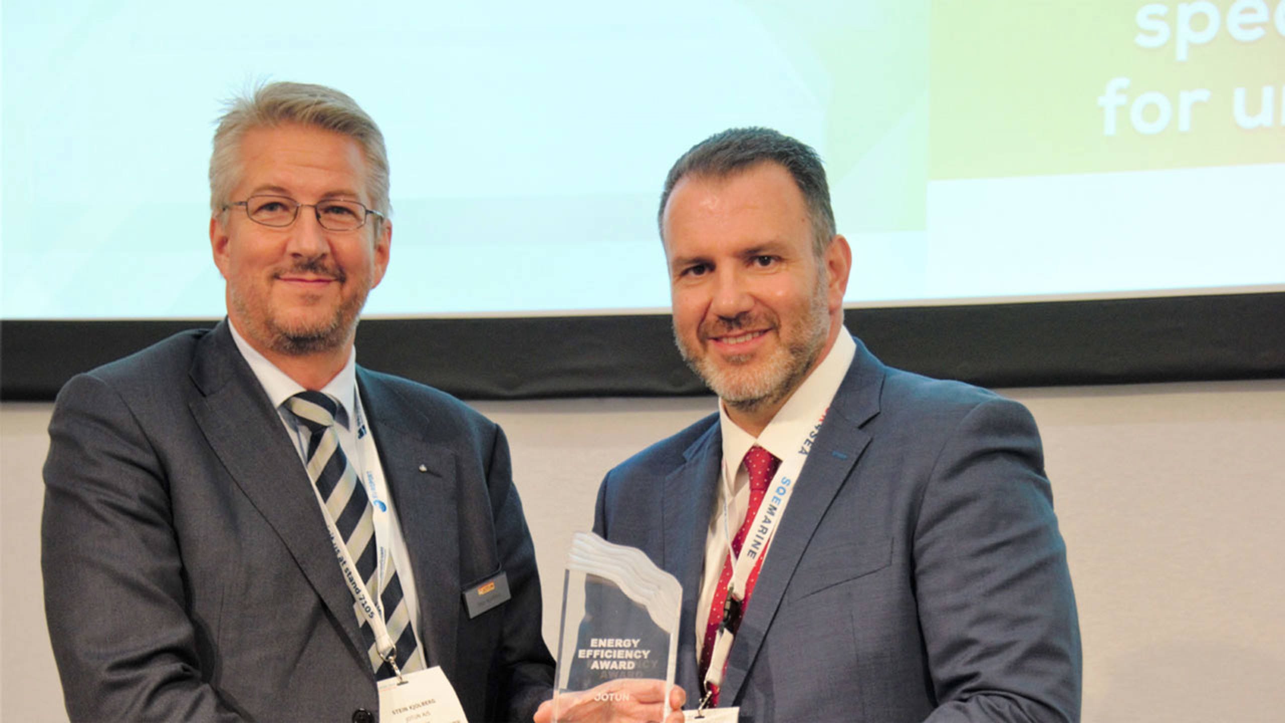 Stein Kjolberg holding the Energy Efficiency Award 2019