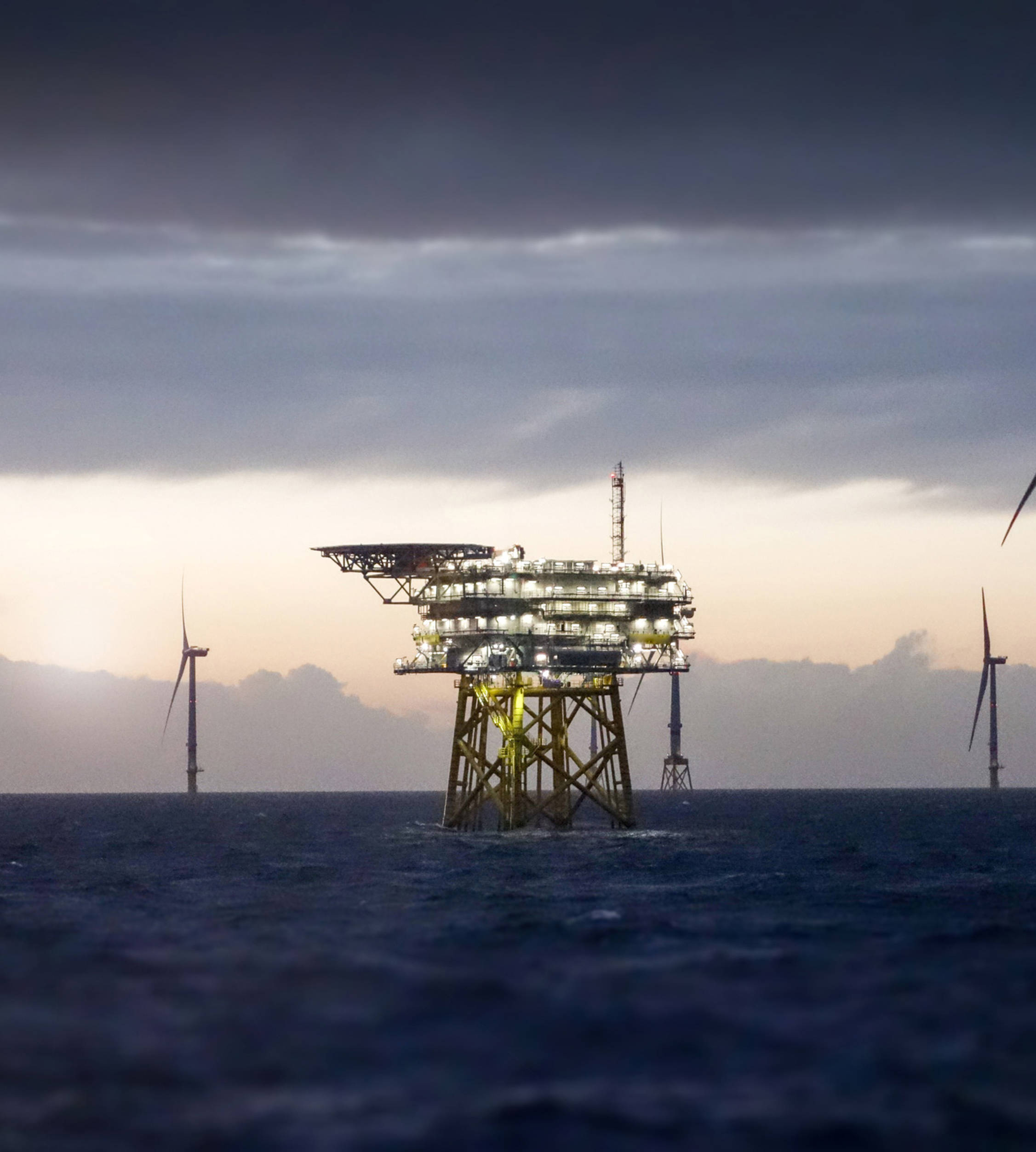 Offshore windmills and an offshore rig