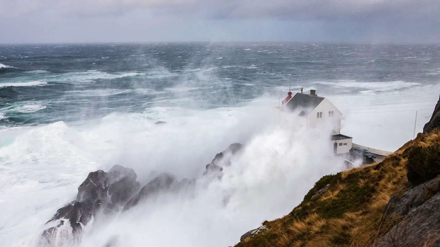 On the stormy west coast of Norway you find Kråkenes lighthouse. Jotun’s exterior paint Drygolin Nordic Extreme protects the wooden lighthouse in this harsh environment. Photo: Ole Eltvik